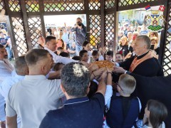 ОВОГОДИШЊИ ВЕЛИКОГОСПОЈИНСКИ САБОР У ГРАЧАЦУ ОКУПИО ВЕЛИКИ БРОЈ МЕШТАНА И ГОСТИЈУ