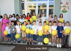 ПРВИ ШКОЛСКИ ДАН У ВРЊАЧКОЈ БАЊИ: ПЕСМА, ПОКЛОНИ И ПОДРШКА ЗА НАЈМЛАЂЕ УЧЕНИКЕ