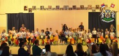 ПРВИ ШКОЛСКИ ДАН У ВРЊАЧКОЈ БАЊИ: ПЕСМА, ПОКЛОНИ И ПОДРШКА ЗА НАЈМЛАЂЕ УЧЕНИКЕ