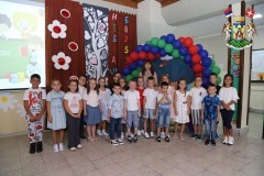 ПРВИ ШКОЛСКИ ДАН У ВРЊАЧКОЈ БАЊИ: ПЕСМА, ПОКЛОНИ И ПОДРШКА ЗА НАЈМЛАЂЕ УЧЕНИКЕ