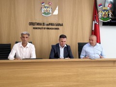 УРУЧЕНИ УГОВОРИ О ДОДЕЛИ ГРАЂЕВИНСКОГ МАТЕРИЈАЛА ИЗБЕГЛИМ И ИНТЕРНО РАСЕЉЕНИМ ПОРОДИЦАМА