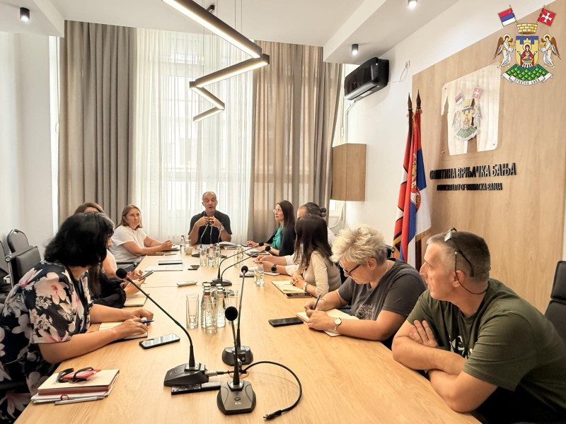 ОДРЖАН САСТАНАК ПОВОДОМ ПОЧЕТКА РЕАЛИЗАЦИЈЕ ПАКЕТА ПОДРШКЕ ЗА УНАПРЕЂЕЊЕ УПРАВЉАЊА ЉУДСКИМ РЕСУРСИМА У ВРЊАЧКОЈ ОПШТИНИ 