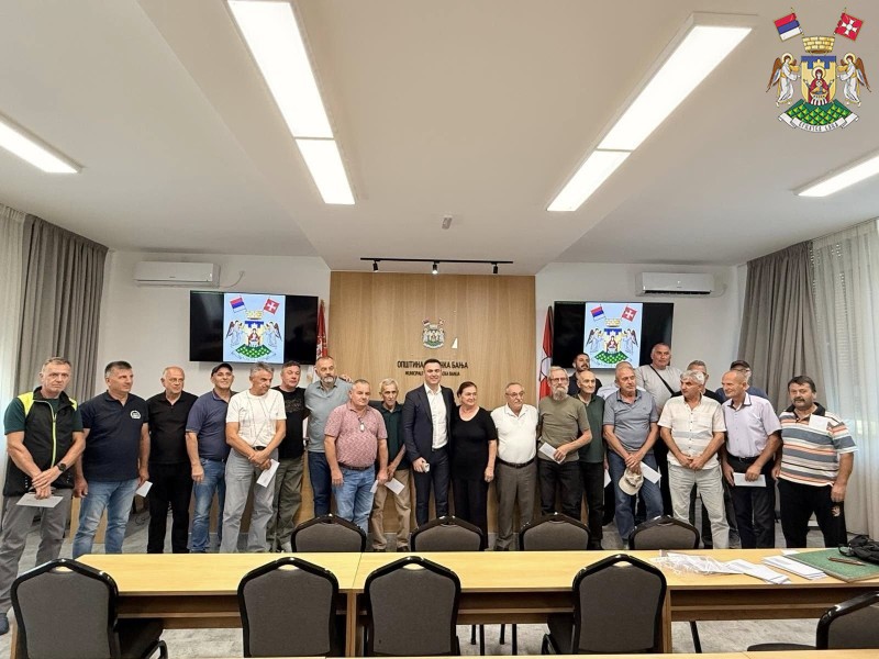 УРУЧЕНО 46 НОВИХ БОРАЧКИХ ЛЕГИТИМАЦИЈА
