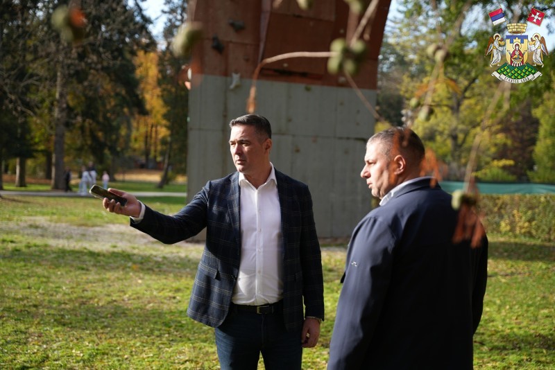 ПРЕДСЕДНИК ОПШТИНЕ ОБИШАО РАДОВЕ НА РЕКОНСТРУКЦИЈИ ДЕЧЈЕГ ИГРАЛИШТА У ЦЕНТРАЛНОМ ПАРКУ