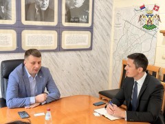 ОДРЖАН РАДНИ САСТАНАК ПОВОДОМ РЕАЛИЗАЦИЈЕ ПРОЈЕКТА ПОСТАВЉАЊА СОЛАРНЕ ЕЛЕКТРАНЕ НА ОШ „ПОПИНСКИ БОРЦИ“