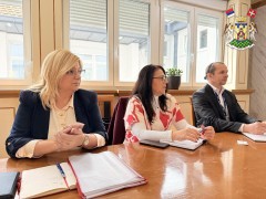 ОДРЖАН РАДНИ САСТАНАК ПОВОДОМ РЕАЛИЗАЦИЈЕ ПРОЈЕКТА ПОСТАВЉАЊА СОЛАРНЕ ЕЛЕКТРАНЕ НА ОШ „ПОПИНСКИ БОРЦИ“