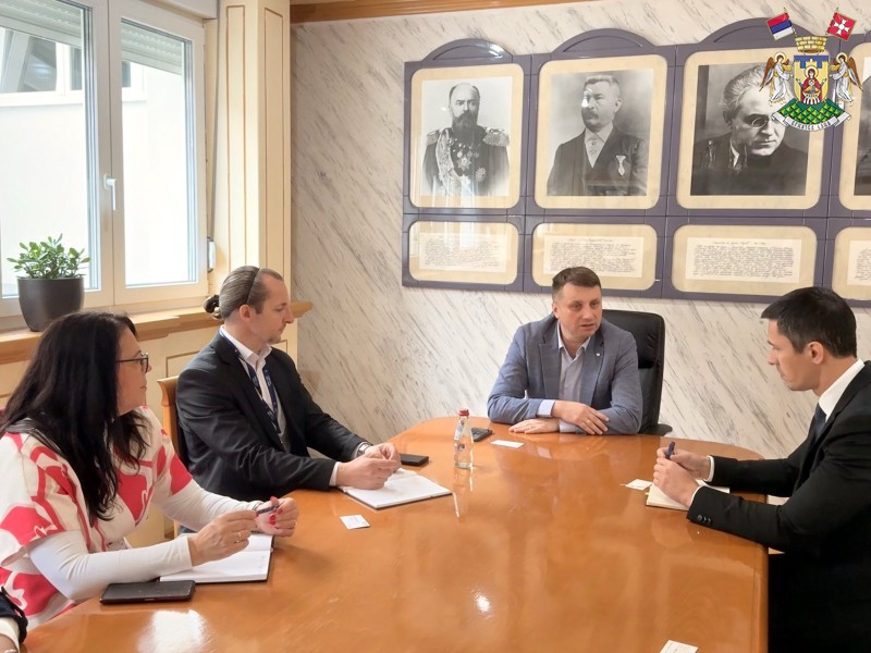 ОДРЖАН РАДНИ САСТАНАК У ВЕЗИ ПОЧЕТКА РЕАЛИЗАЦИЈЕ ПРОЈЕКТА ПОСТАВЉАЊА СОЛАРНЕ ЕЛЕКТРАНЕ НА ОШ „ПОПИНСКИ БОРЦИ“