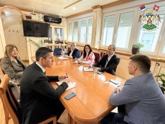 ОДРЖАН РАДНИ САСТАНАК У ВЕЗИ ПОЧЕТКА РЕАЛИЗАЦИЈЕ ПРОЈЕКТА ПОСТАВЉАЊА СОЛАРНЕ ЕЛЕКТРАНЕ НА ОШ „ПОПИНСКИ БОРЦИ“