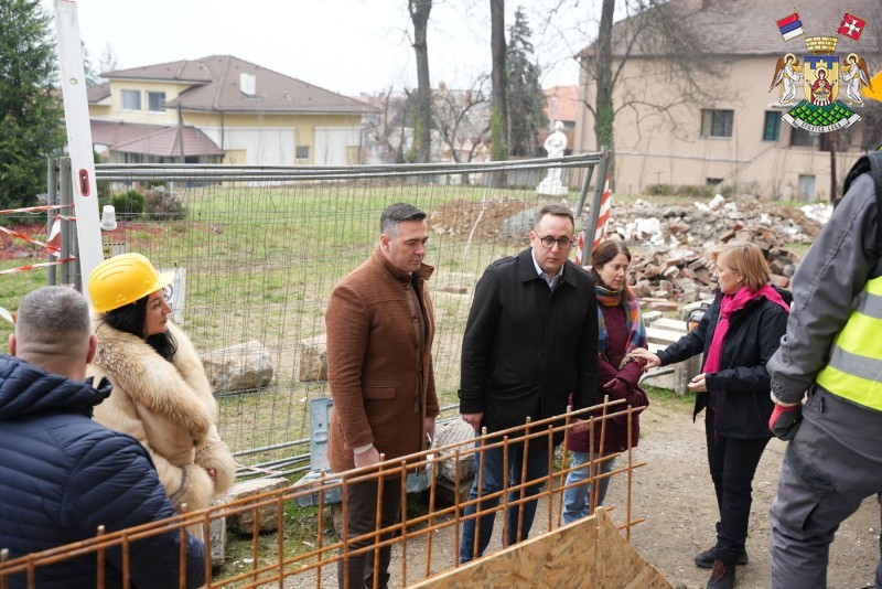 УЛАГАЊА У ИНФРАСТРУКТУРУ И КУЛТУРНО НАСЛЕЂЕ: НАЧЕЛНИК РАШКОГ УПРАВНОГ ОКРУГА ОБИШАО ВРЊАЧКЕ ИНВЕСТИЦИЈЕ