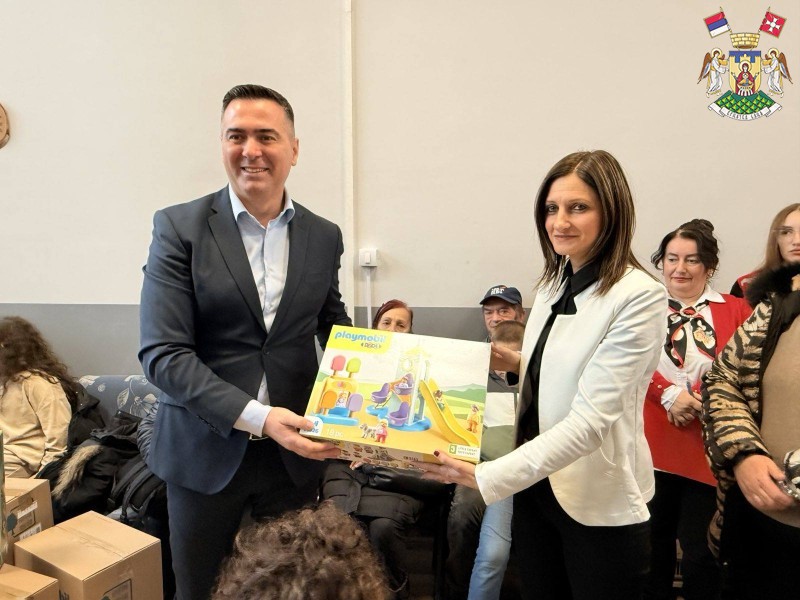 УРУЧЕНА ДОНАЦИЈА ЕДУКАТИВНИХ ИГРАЧАКА У ОКВИРУ ПРОЈЕКТА „РАЗИГРАНО РОДИТЕЉСТВО“