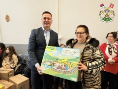 УРУЧЕНА ДОНАЦИЈА ЕДУКАТИВНИХ ИГРАЧАКА У ОКВИРУ ПРОЈЕКТА „РАЗИГРАНО РОДИТЕЉСТВО“