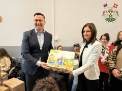 УРУЧЕНЕ ИГРАЧАКЕ У ОКВИРУ ПРОЈЕКТА „РАЗИГРАНО РОДИТЕЉСТВО“