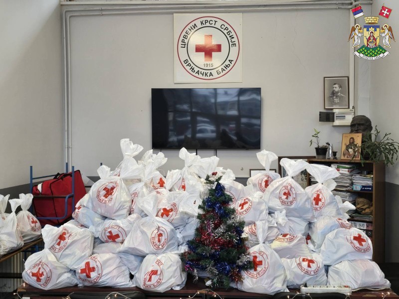 ПРАЗНИЧНА ПОДЕЛА ПАКЕТИЋА У ЦРВЕНОМ КРСТУ