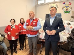 ПОДЕЛА ПАКЕТИЋА У ЦРВЕНОМ КРСТУ