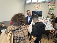 ПОДЕЛА ПАКЕТИЋА У ЦРВЕНОМ КРСТУ