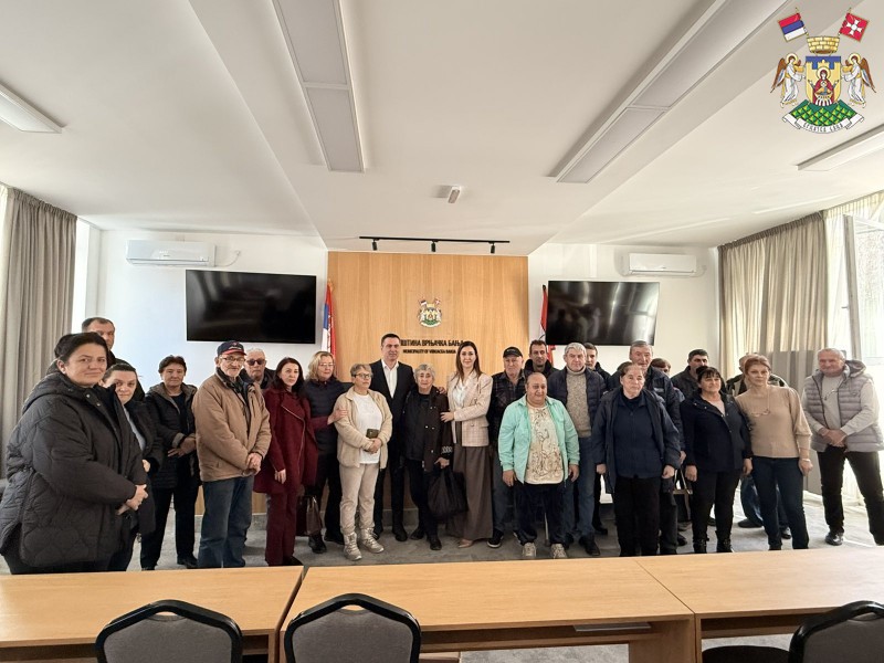 ПОДРШКА НАЈУГРОЖЕНИЈИМА: УРУЧЕНИ ПАКЕТИ ХРАНЕ ИЗБЕГЛИЦАМА И РАСЕЉЕНИМ ЛИЦИМА У ВРЊАЧКОЈ БАЊИ