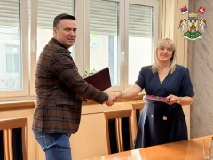 ПОТПИСАН УГОВОР ЗА РЕАЛИЗАЦИЈУ ПРОЈЕКТА „СРБИЈА НА ДЛАНУ – ВИДИКОВАЦ НА ГОЧУ И УРЕЂЕЊЕ ЈЕЗЕРА И СПОРТСКОГ КОМПЛЕКСА“