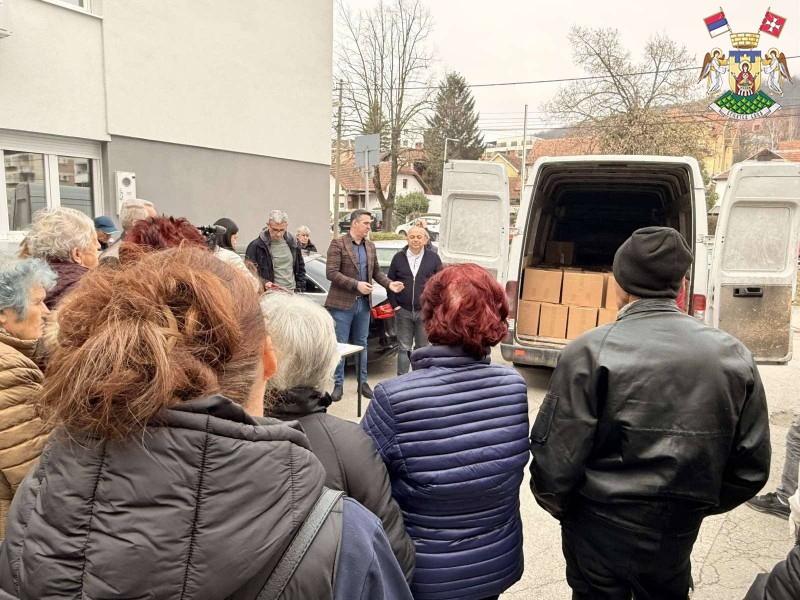 НАСТАВАК ПОДРШКЕ ИНТЕРНО РАСЕЉЕНИМ И ИЗБЕГЛИМ ЛИЦИМА: ПОДЕЉЕНО ЈОШ 90 ПАКЕТА ХРАНЕ