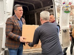 НАСТАВАК ПОДРШКЕ ИНТЕРНО РАСЕЉЕНИМ И ИЗБЕГЛИМ ЛИЦИМА: ПОДЕЉЕНО ЈОШ 90 ПАКЕТА ХРАНЕ