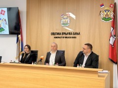 ПАТРИЈАРХ ПАВЛЕ ДОБИЈА СПОМЕНИК У СРЦУ ВРЊАЧКЕ БАЊЕ