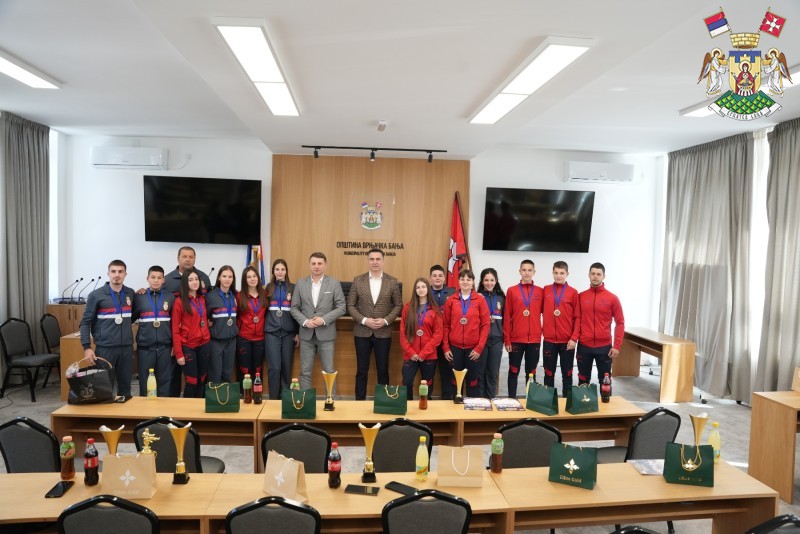 КАРАТИСТИ ИЗ ВРЊАЧКЕ БАЊЕ И ЕВРОПСКИ ШАМПИОН СТАЈКОВАЦ НА ПРИЈЕМУ КОД ПРЕДСЕДНИКА ОПШТИНЕ 