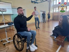 ТРИБИНА „НА МАТУРУ БЕЗ АУТОМОБИЛА“:  АПЕЛ МЛАДИМА НА ОДГОВОРНО ПОНАШАЊЕ У САОБРАЋАЈУ