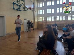 ТРИБИНА „НА МАТУРУ БЕЗ АУТОМОБИЛА“:  АПЕЛ МЛАДИМА НА ОДГОВОРНО ПОНАШАЊЕ У САОБРАЋАЈУ