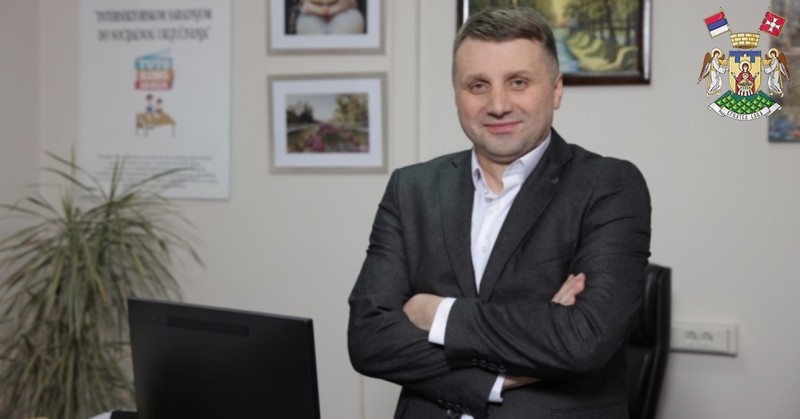 ЗНАЧАЈНА ПОДРШКА РОДИТЕЉИМА И УЧЕНИЦИМА ВРЊАЧКА ОПШТИНА СУБВЕНЦИОНИШЕ ПРЕВОЗ СРЕДЊОШКОЛАЦА И ПОМАЖЕ ЂАКЕ ПРВАКЕ